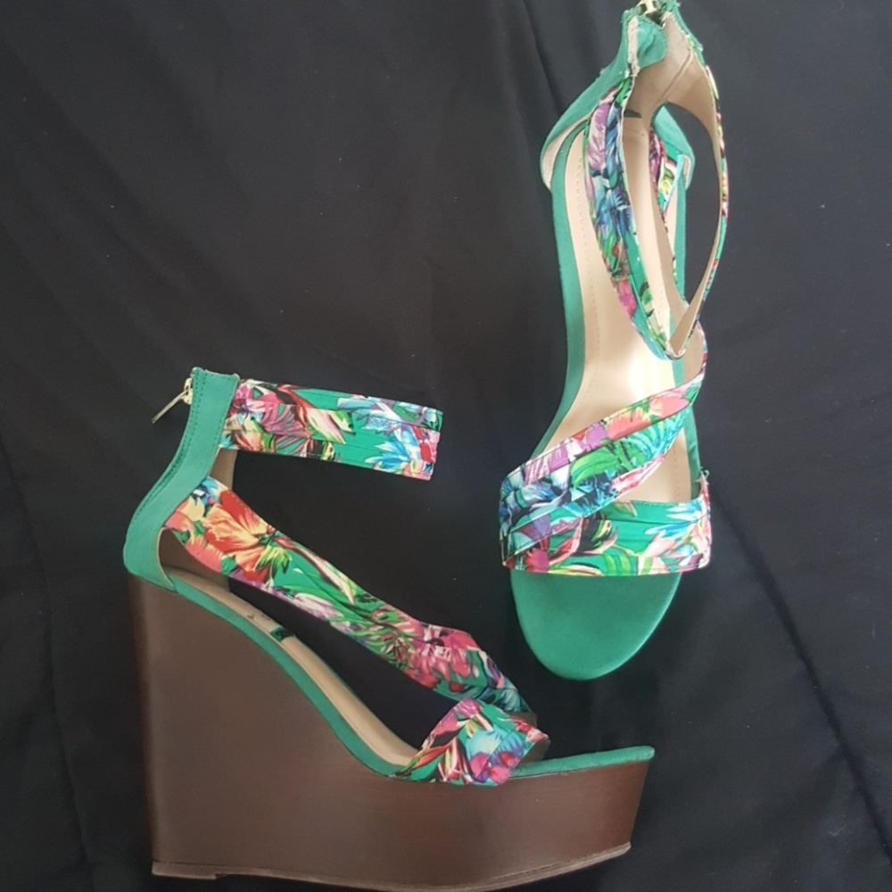 Women's bamboo flower print platform wedges